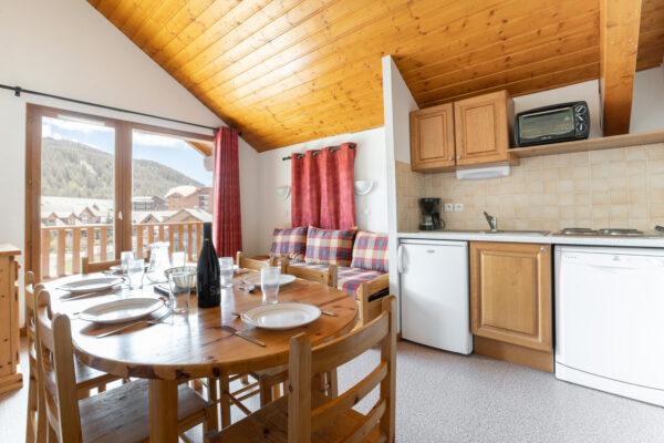 loue appartement à la Joue du Loup, station de ski dans les hautes alpes, même domaine de ski que Superdévoluy, idéal pour vos vacances en montagne été comme hiver