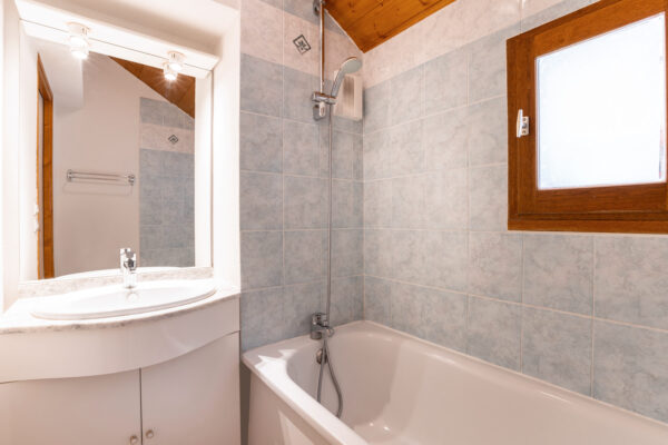 loue appartement à la Joue du Loup, station de ski dans les hautes alpes, même domaine de ski que Superdévoluy, idéal pour vos vacances en montagne été comme hiver