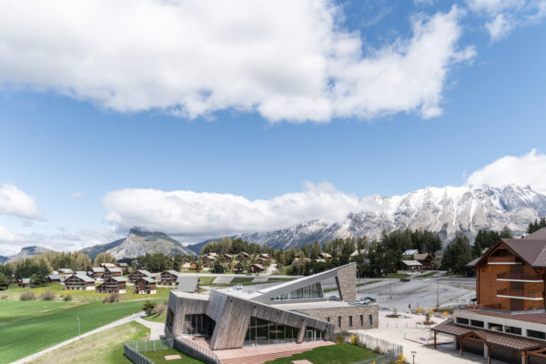 loue appartement à la Joue du Loup, station de ski dans les hautes alpes, même domaine de ski que Superdévoluy, idéal pour vos vacances en montagne été comme hiver