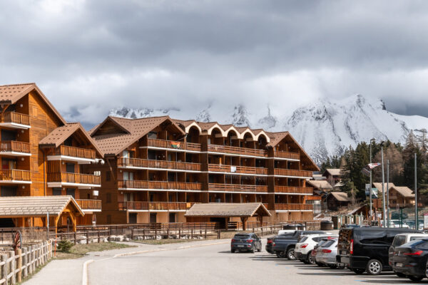 loue appartement à la Joue du Loup, station de ski dans les hautes alpes, même domaine de ski que Superdévoluy, idéal pour vos vacances en montagne été comme hiver