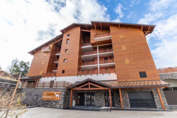 loue appartement à la Joue du Loup, station de ski dans les hautes alpes, même domaine de ski que Superdévoluy, idéal pour vos vacances en montagne été comme hiver