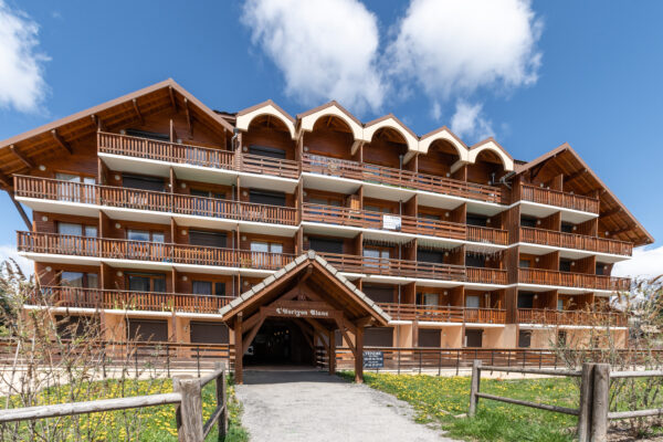 loue appartement à la Joue du Loup, station de ski dans les hautes alpes, même domaine de ski que Superdévoluy, idéal pour vos vacances en montagne été comme hiver