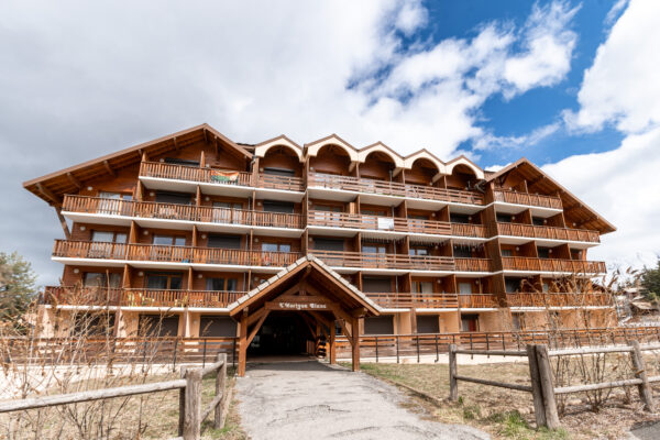 loue appartement à la Joue du Loup, station de ski dans les hautes alpes, même domaine de ski que Superdévoluy, idéal pour vos vacances en montagne été comme hiver