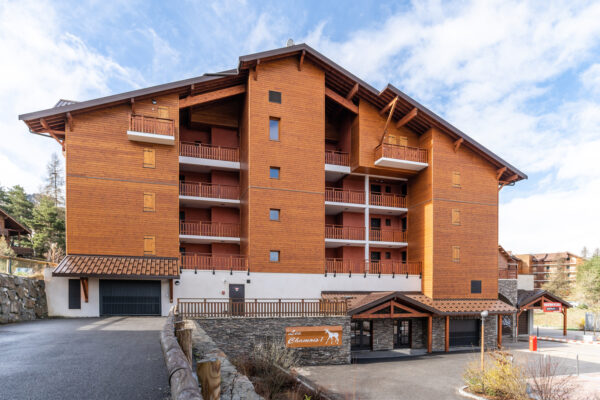 loue appartement à la Joue du Loup, station de ski dans les hautes alpes, même domaine de ski que Superdévoluy, idéal pour vos vacances en montagne été comme hiver