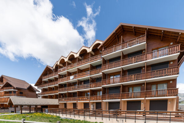 loue appartement à la Joue du Loup, station de ski dans les hautes alpes, même domaine de ski que Superdévoluy, idéal pour vos vacances en montagne été comme hiver