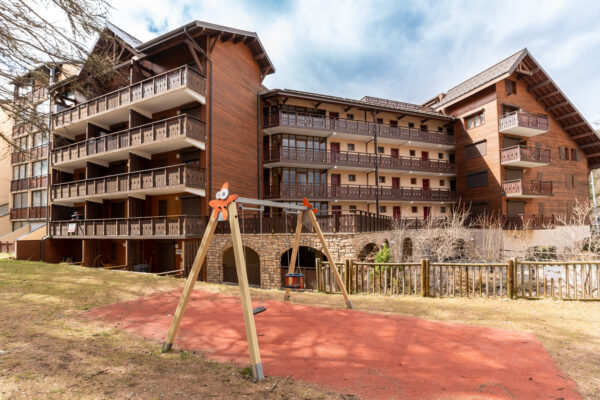loue appartement à la Joue du Loup, station de ski dans les hautes alpes, même domaine de ski que Superdévoluy, idéal pour vos vacances en montagne été comme hive