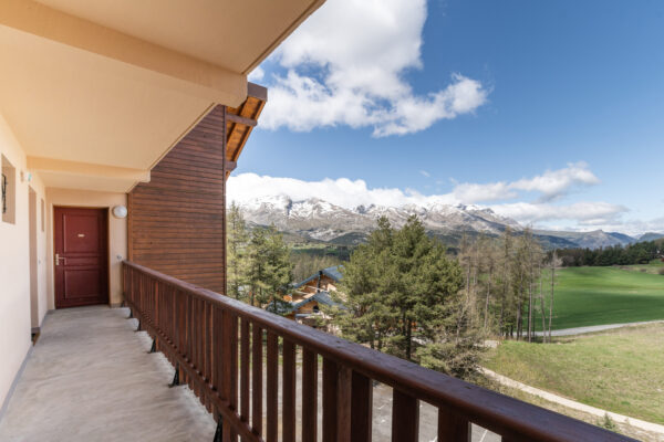 loue appartement à la Joue du Loup, station de ski dans les hautes alpes, même domaine de ski que Superdévoluy, idéal pour vos vacances en montagne été comme hiver
