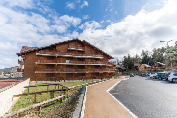 loue appartement à la Joue du Loup, station de ski dans les hautes alpes, même domaine de ski que Superdévoluy, idéal pour vos vacances en montagne été comme hiver