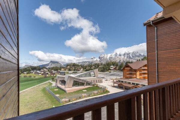 loue appartement à la Joue du Loup, station de ski dans les hautes alpes, même domaine de ski que Superdévoluy, idéal pour vos vacances en montagne été comme hiver