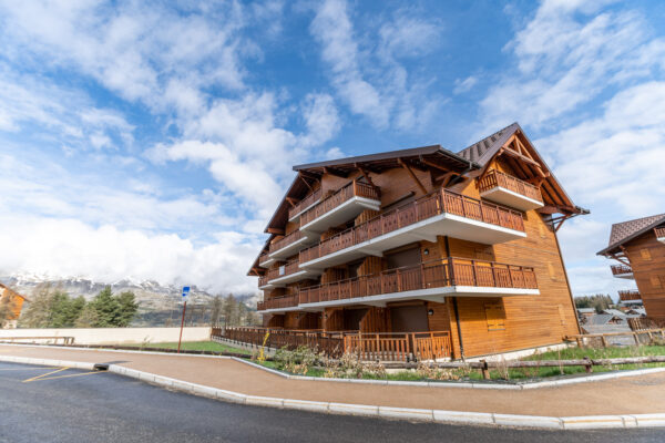 loue appartement à la Joue du Loup, station de ski dans les hautes alpes, même domaine de ski que Superdévoluy, idéal pour vos vacances en montagne été comme hiver