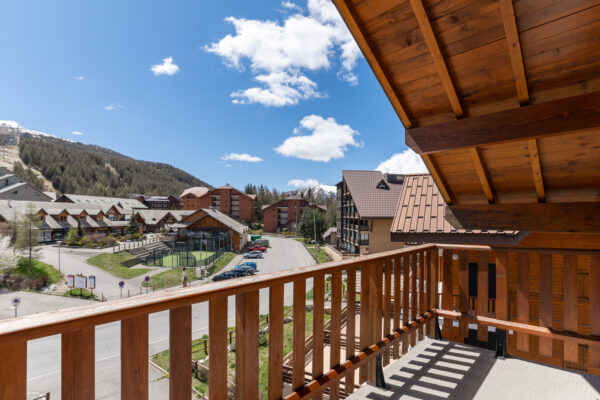 loue appartement à la Joue du Loup, station de ski dans les hautes alpes, même domaine de ski que Superdévoluy, idéal pour vos vacances en montagne été comme hiver