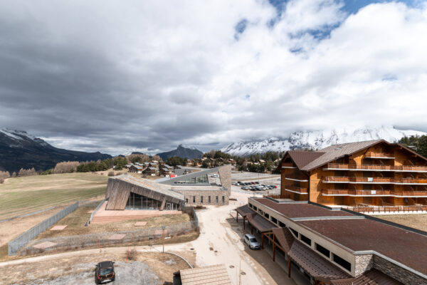 loue appartement à la Joue du Loup, station de ski dans les hautes alpes, même domaine de ski que Superdévoluy, idéal pour vos vacances en montagne été comme hiver