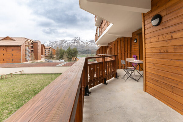 loue appartement à la Joue du Loup, station de ski dans les hautes alpes, même domaine de ski que Superdévoluy, idéal pour vos vacances en montagne été comme hiver