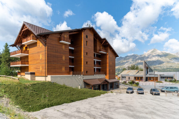 loue appartement à la Joue du Loup, station de ski dans les hautes alpes, même domaine de ski que Superdévoluy, idéal pour vos vacances en montagne été comme hiver