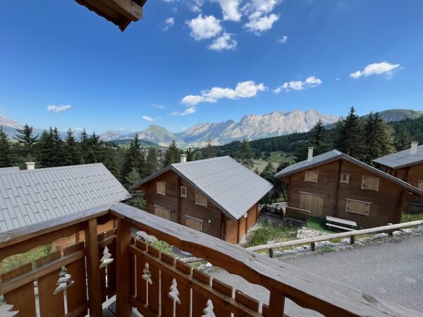 loue chalet à la Joue du Loup, station de ski dans les hautes alpes, même domaine de ski que Superdévoluy, idéal pour vos vacances en montagne été comme hiver