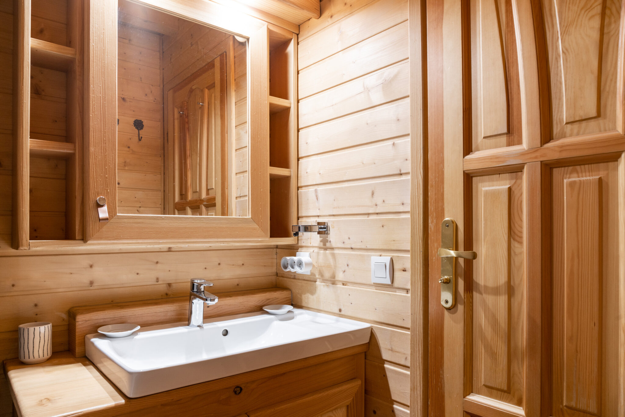 loue chalet dans résidence avec piscine à la Joue du Loup, station de ski dans les hautes alpes, même domaine de ski que Superdévoluy, idéal pour vos vacances en montagne été comme hiver