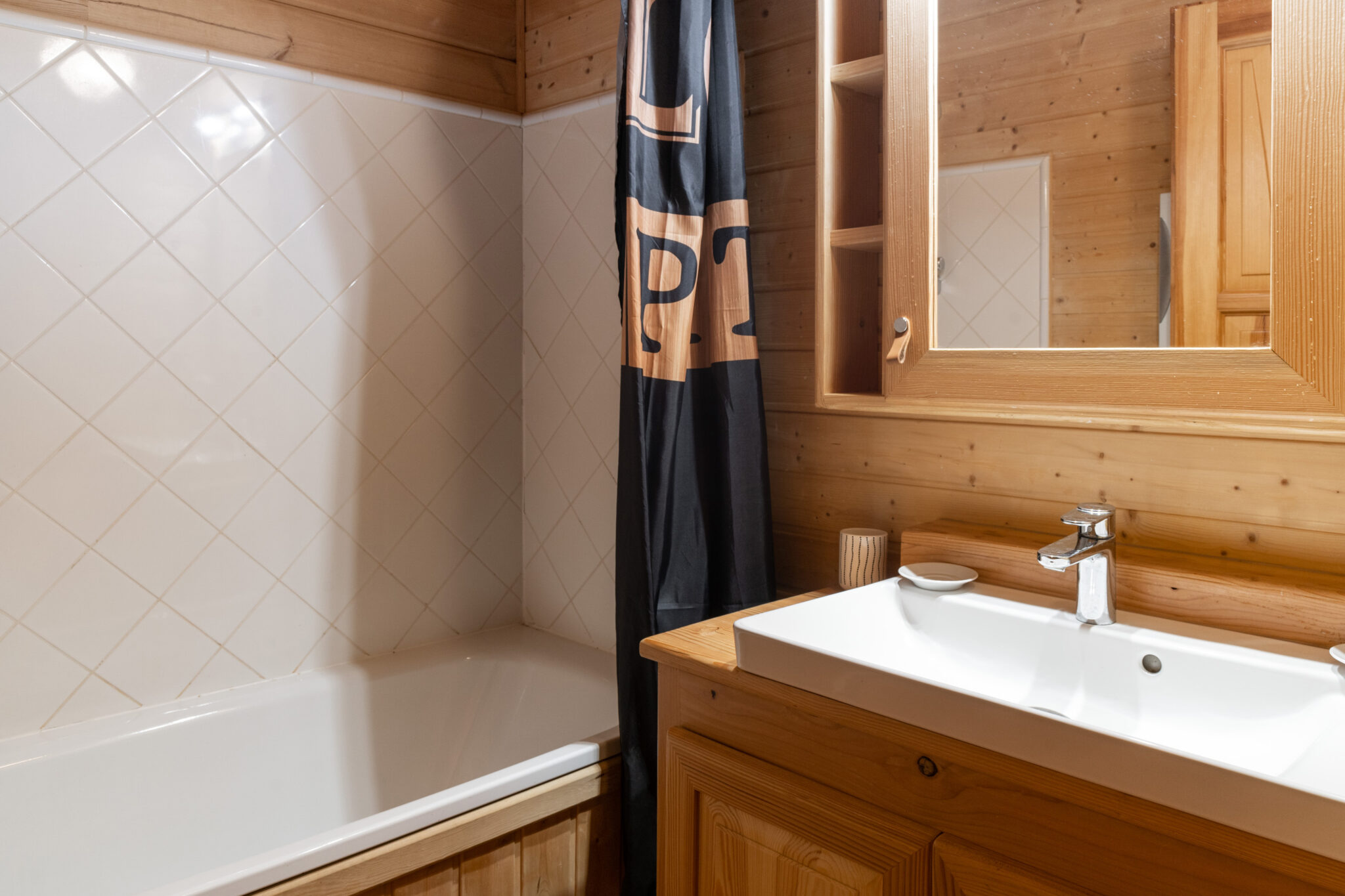 loue chalet dans résidence avec piscine à la Joue du Loup, station de ski dans les hautes alpes, même domaine de ski que Superdévoluy, idéal pour vos vacances en montagne été comme hiver