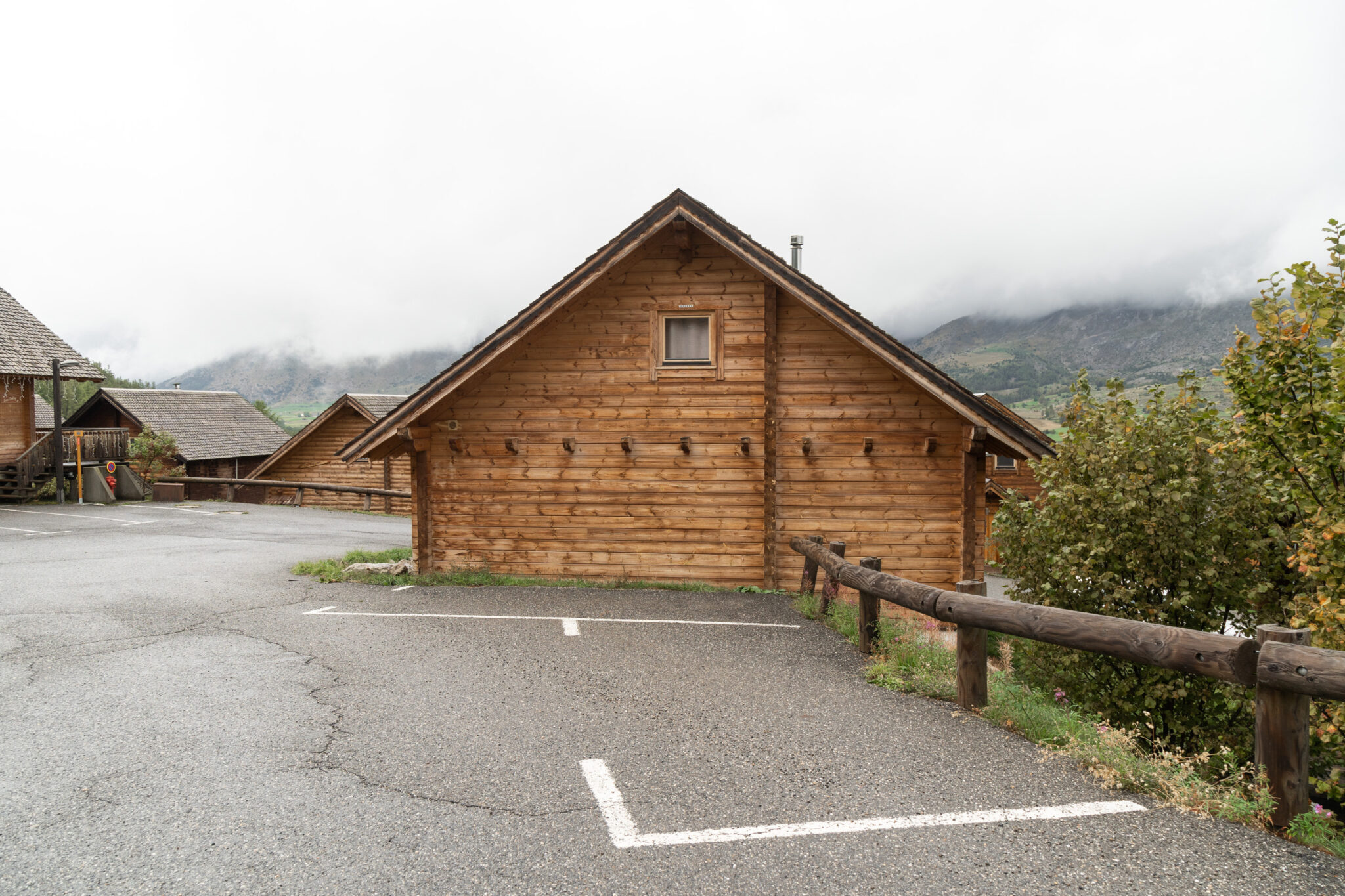 loue chalet dans résidence avec piscine à la Joue du Loup, station de ski dans les hautes alpes, même domaine de ski que Superdévoluy, idéal pour vos vacances en montagne été comme hiver