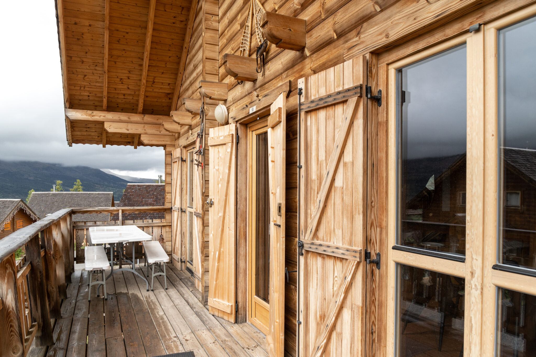 loue chalet dans résidence avec piscine à la Joue du Loup, station de ski dans les hautes alpes, même domaine de ski que Superdévoluy, idéal pour vos vacances en montagne été comme hiver