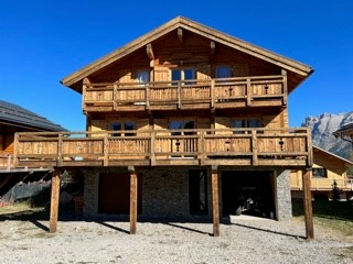 loue chalet dans résidence avec piscine à la Joue du Loup, station de ski dans les hautes alpes, même domaine de ski que Superdévoluy, idéal pour vos vacances en montagne été comme hiver